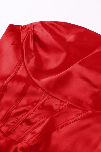 Robe Ruby Splendor en Satin Rouge avec Fente Haute